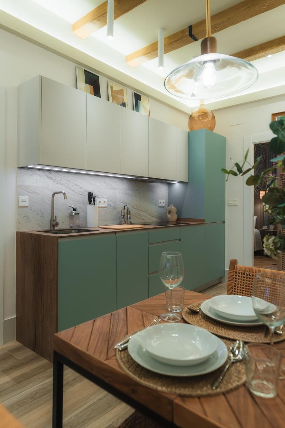 Kitchen or kitchenette, Dining area