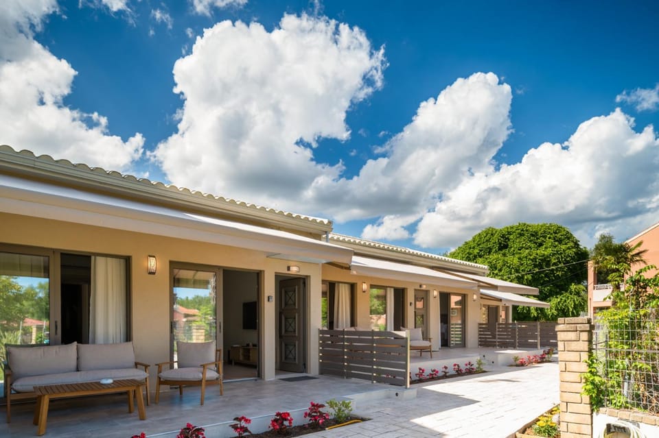 Property building, Patio, Garden, Balcony/Terrace