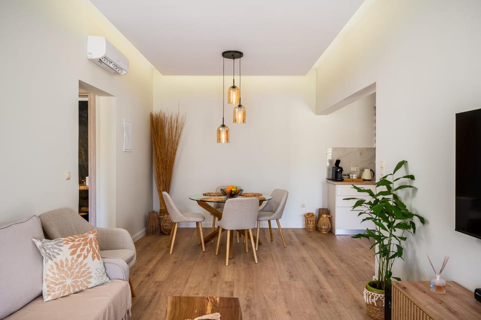 TV and multimedia, Living room, Seating area, Dining area, air conditioner