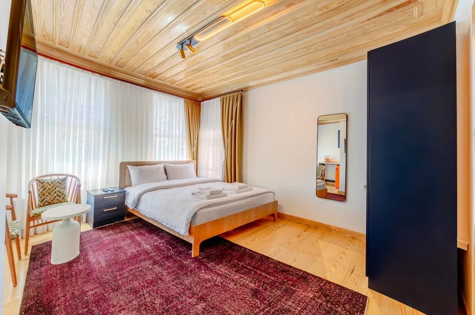 Bed, TV and multimedia, Photo of the whole room, Bedroom