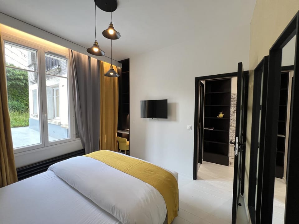 Bed, TV and multimedia, Bedroom