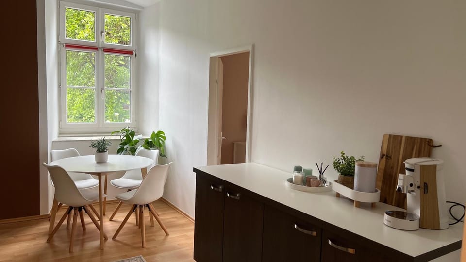 Coffee/tea facilities, Kitchen or kitchenette, Dining area
