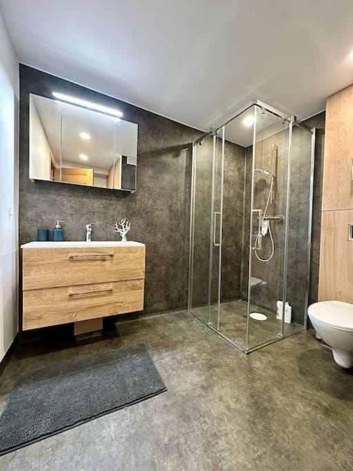 Shower, Toilet, Bathroom
