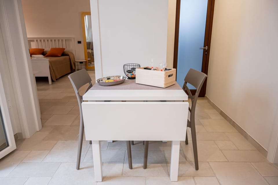 Coffee/tea facilities, Kitchen or kitchenette, Dining area