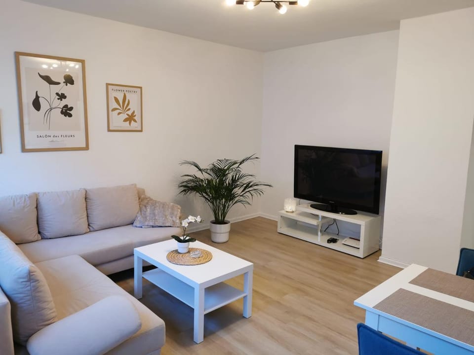 TV and multimedia, Living room, Seating area, Evening entertainment