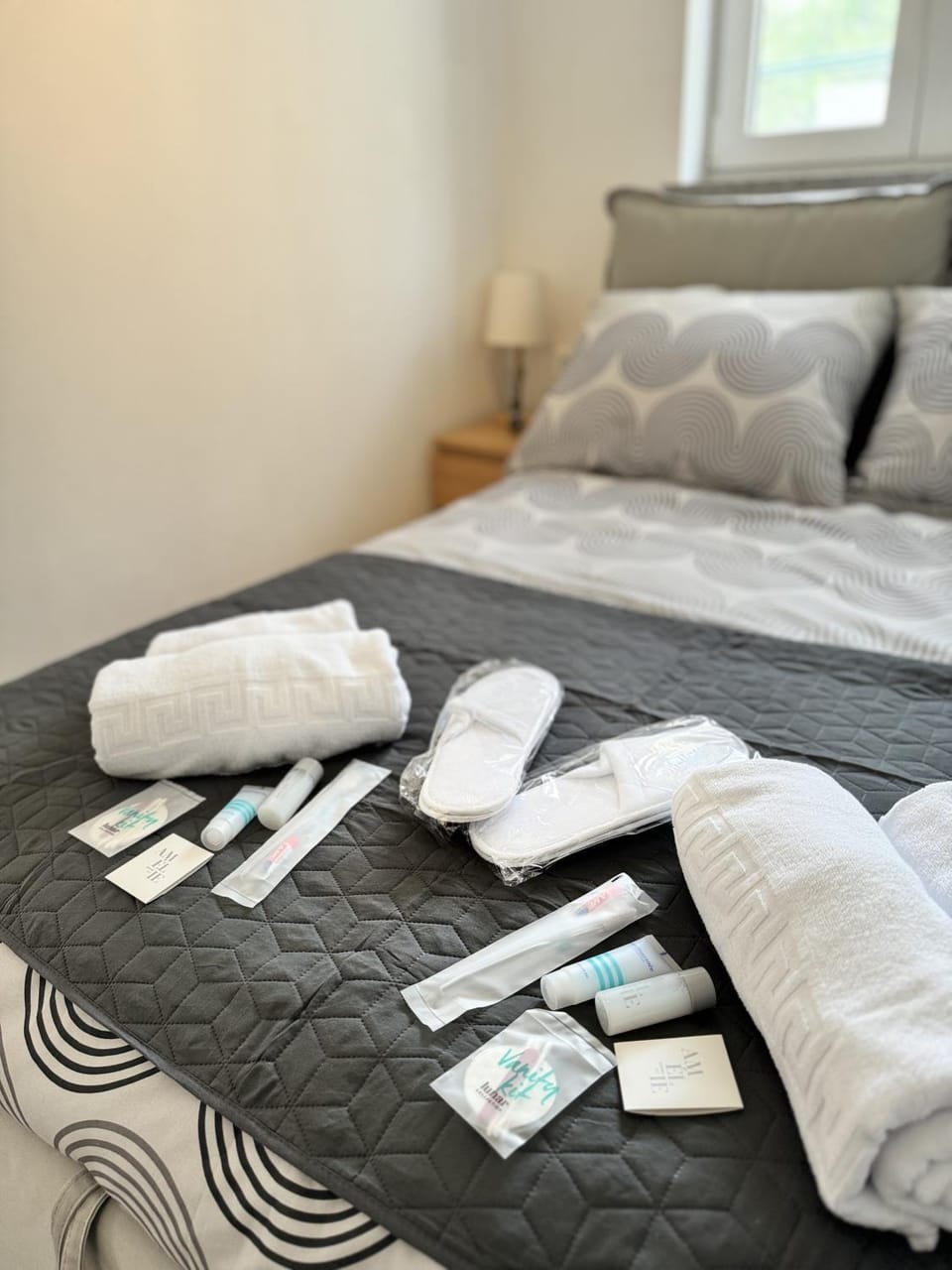Bed, Bedroom, towels