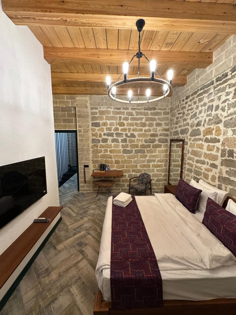 Bed, TV and multimedia, Living room, Photo of the whole room, Bedroom, towels