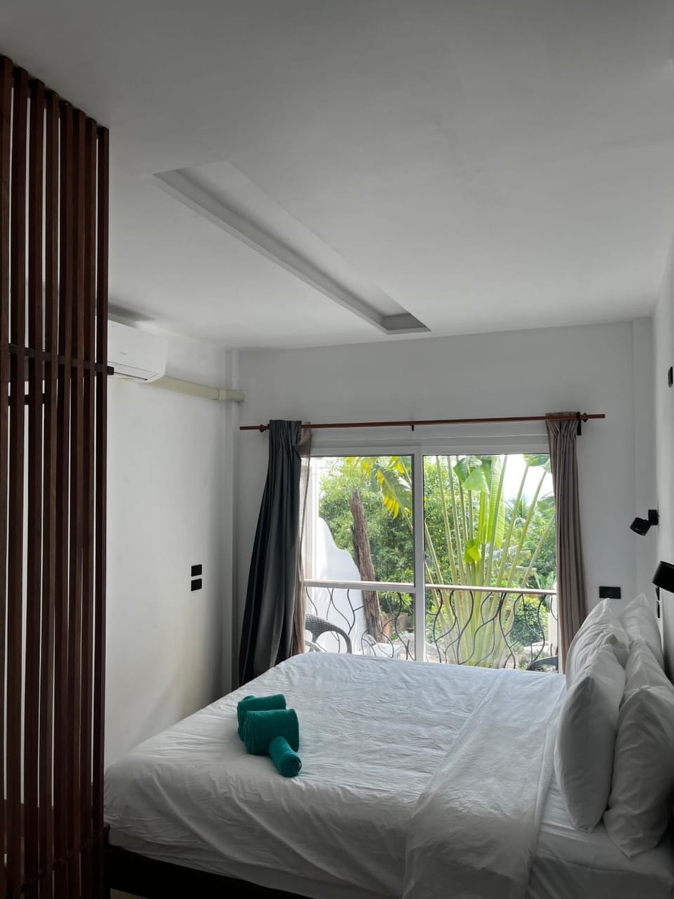 Bed, Bedroom, Garden view