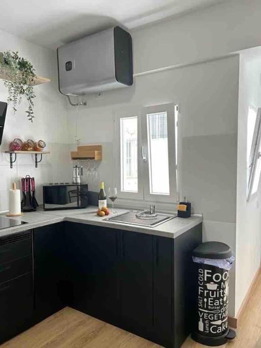 Coffee/tea facilities, Kitchen or kitchenette, stove