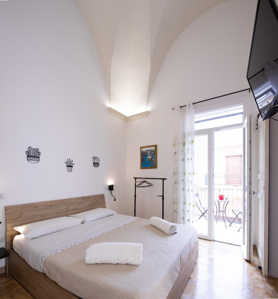 Bed, TV and multimedia, Photo of the whole room, towels