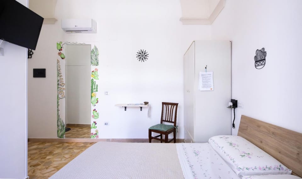 Stanza storica Gran stella leccese, A7passi da " camera con bagno e balconcino privato e con ingresso semi-indipendente - wi-fi " Vacation rental in Lecce
