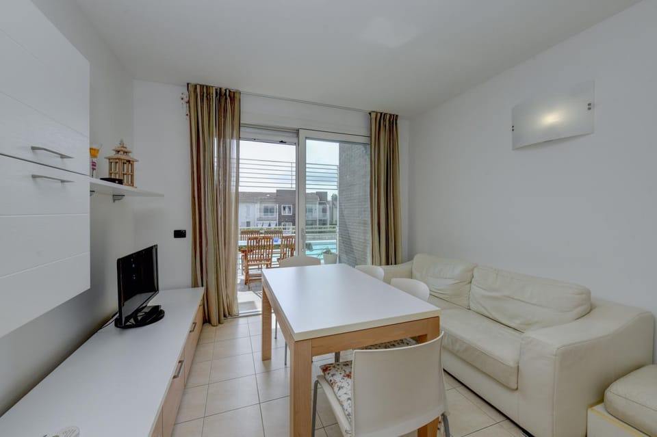 TV and multimedia, Living room, Seating area, Dining area