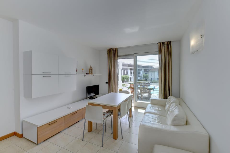 Communal lounge/ TV room, TV and multimedia, Living room, Seating area, Dining area, Evening entertainment