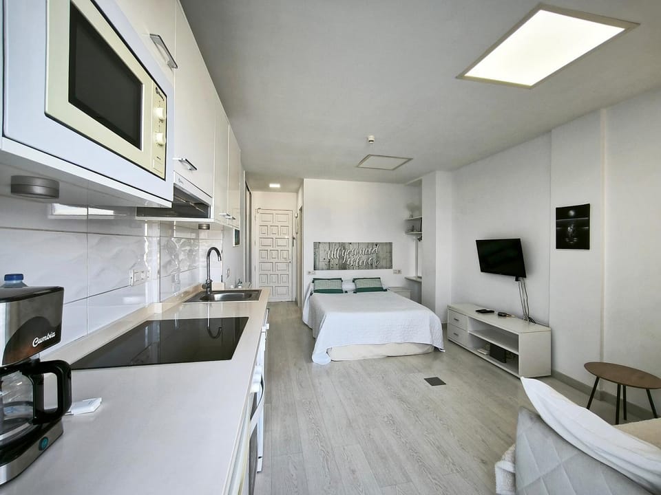 Bed, TV and multimedia, Photo of the whole room, kitchen
