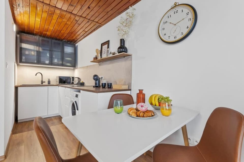 Coffee/tea facilities, Kitchen or kitchenette, Dining area, stove