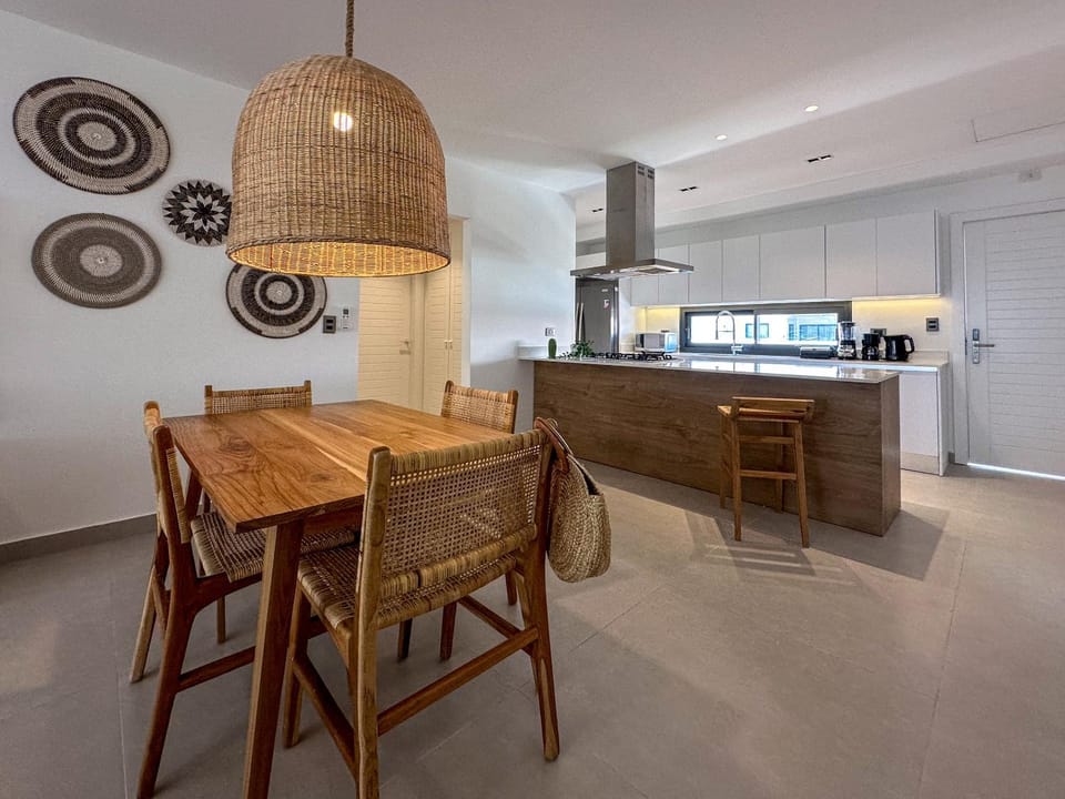 Kitchen or kitchenette, Dining area