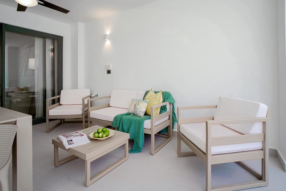 Living room, Seating area, Dining area, towels