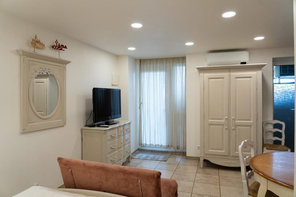 TV and multimedia, wardrobe, air conditioner