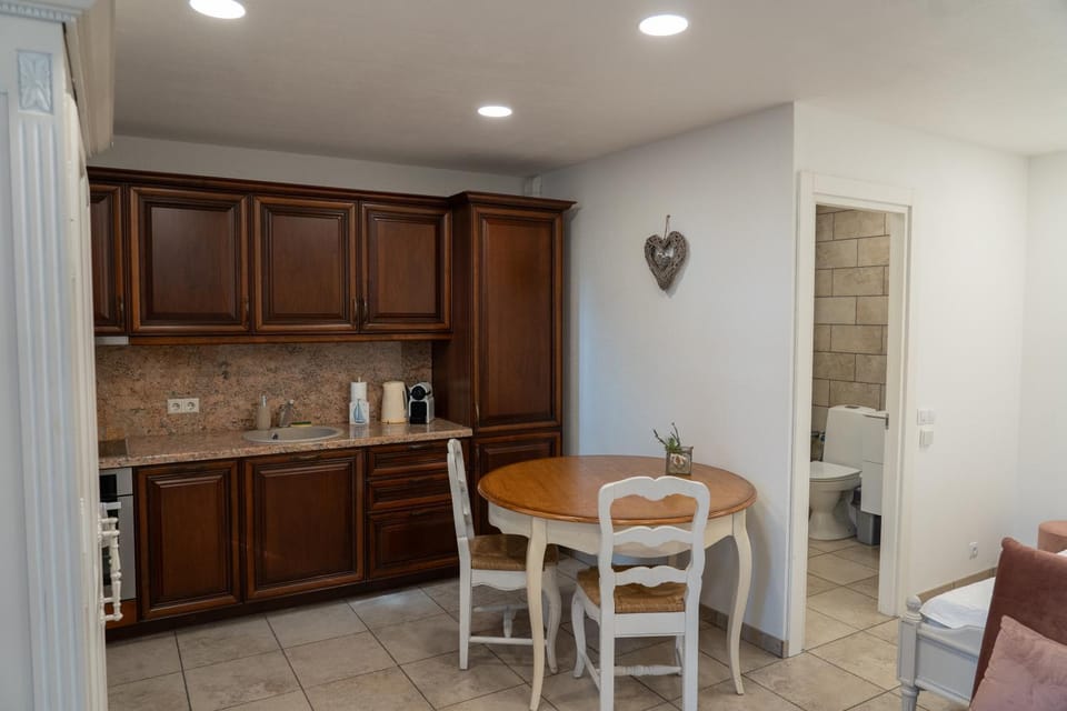 Coffee/tea facilities, Kitchen or kitchenette, Dining area, oven, stove