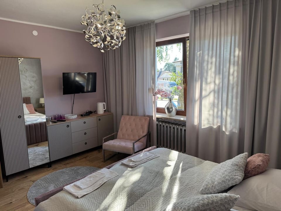 TV and multimedia, Photo of the whole room, Seating area, Bedroom