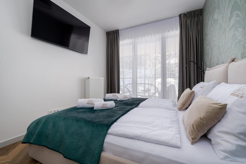 Bed, TV and multimedia, Photo of the whole room, Bedroom, towels