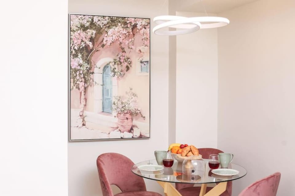 Living room, Food and drinks, Seating area, Dining area, Food