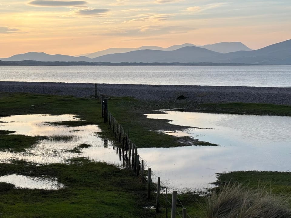4 Guests - Seaside Cottage - 5min Drive To The Sea House in County Kerry