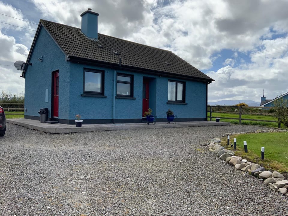 4 Guests - Seaside Cottage - 5min Drive To The Sea House in County Kerry