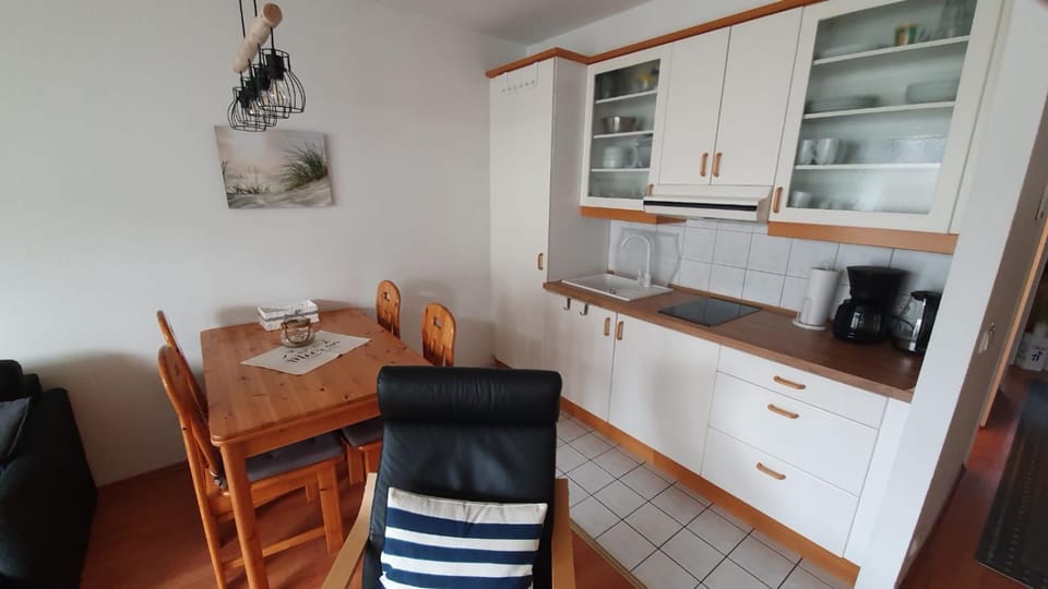 Kitchen or kitchenette, Dining area, stove