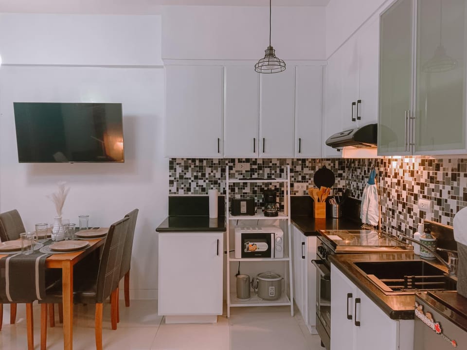 TV and multimedia, Coffee/tea facilities, Kitchen or kitchenette, Dining area, oven, stove