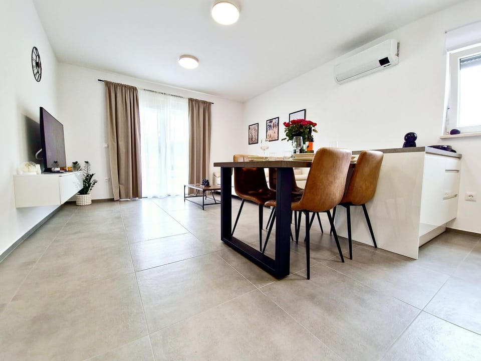 TV and multimedia, Living room, Seating area, Dining area