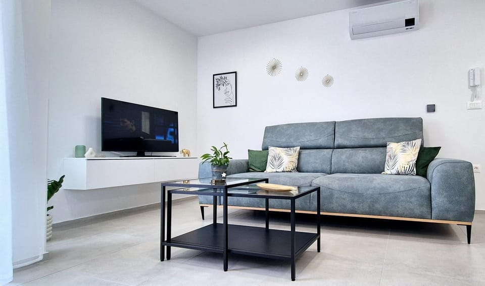 Communal lounge/ TV room, TV and multimedia, Living room, Seating area, Evening entertainment