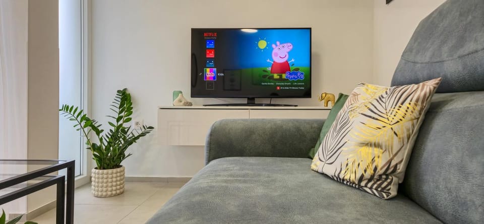 Communal lounge/ TV room, TV and multimedia, Living room, Seating area, Evening entertainment