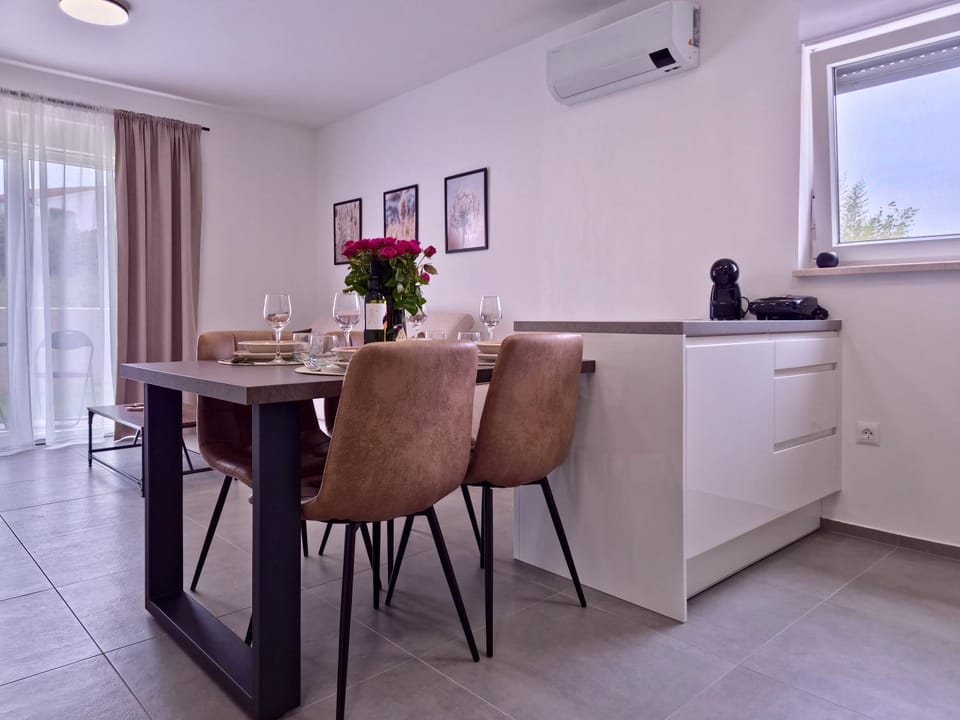 Kitchen or kitchenette, Living room, Seating area, Dining area