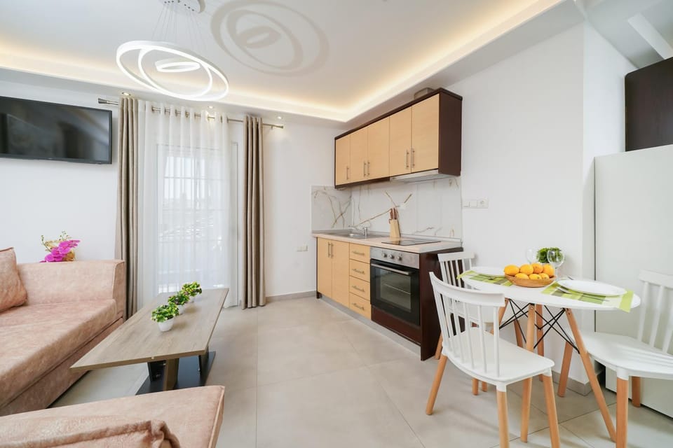 TV and multimedia, Kitchen or kitchenette, Living room, Food and drinks, Seating area, Dining area, Food, oven, stove