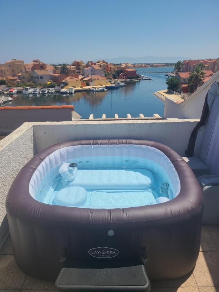 Nautica bulles jacuzzi privatif vue lac marin Apartment in Le Barcarès