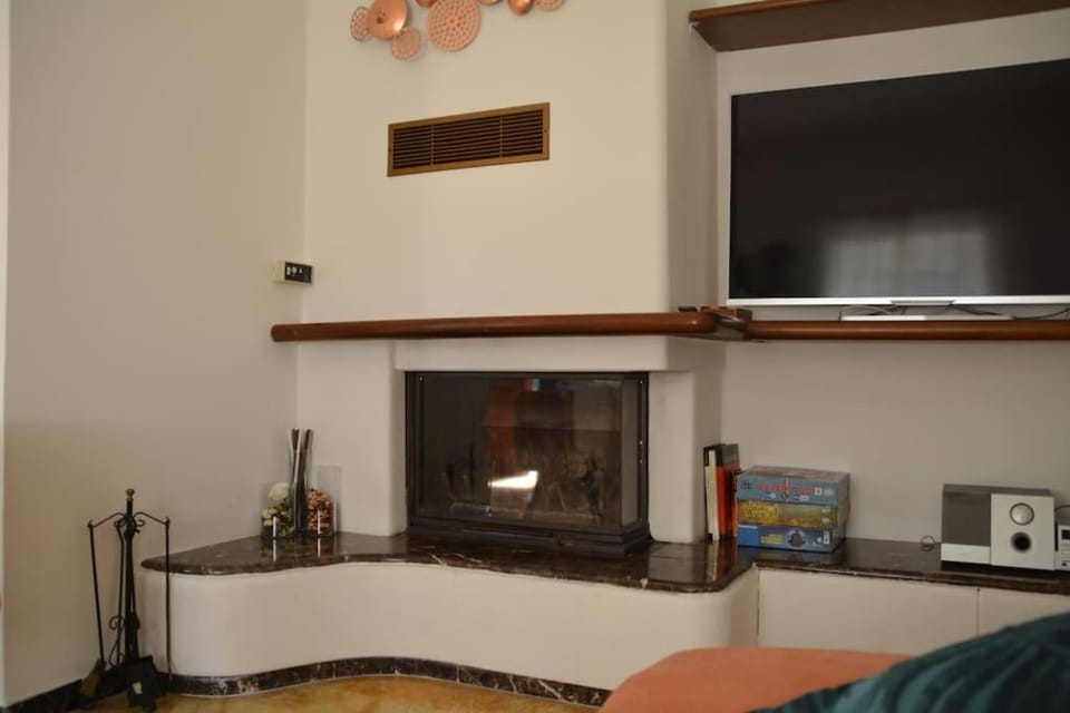 TV and multimedia, Living room, fireplace