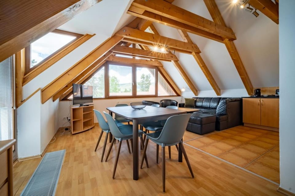 Kitchen or kitchenette, Living room, Seating area, Dining area