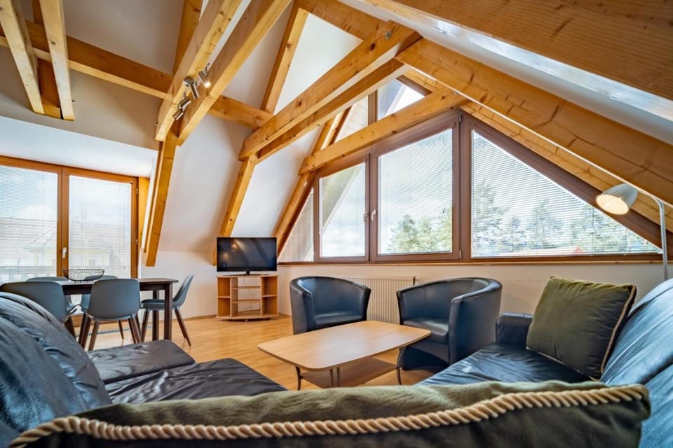 Communal lounge/ TV room, TV and multimedia, Living room, Seating area, Evening entertainment
