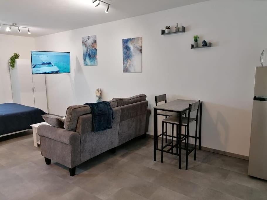 Bed, TV and multimedia, Seating area, Dining area