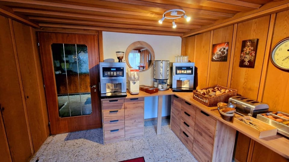 Kitchen or kitchenette, Food and drinks, Food, minibar, toaster