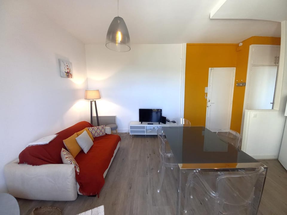 TV and multimedia, Kitchen or kitchenette, Living room, Seating area, Dining area