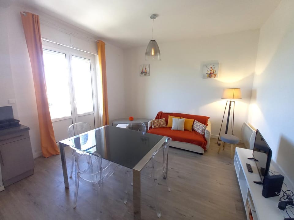 TV and multimedia, Kitchen or kitchenette, Living room, Seating area, Dining area