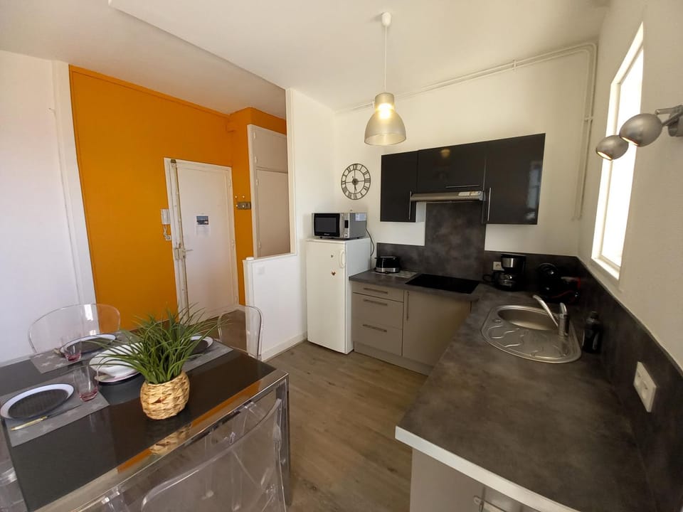 Kitchen or kitchenette, Dining area, dishwasher, oven, stove