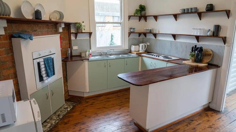 Coffee/tea facilities, Kitchen or kitchenette, microwave, oven, stove