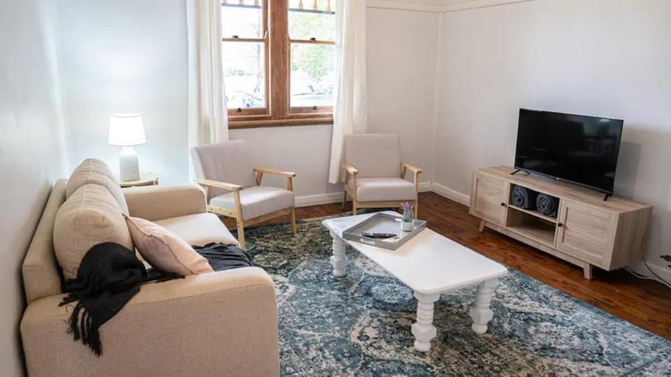 Communal lounge/ TV room, TV and multimedia, Living room, Seating area, Evening entertainment