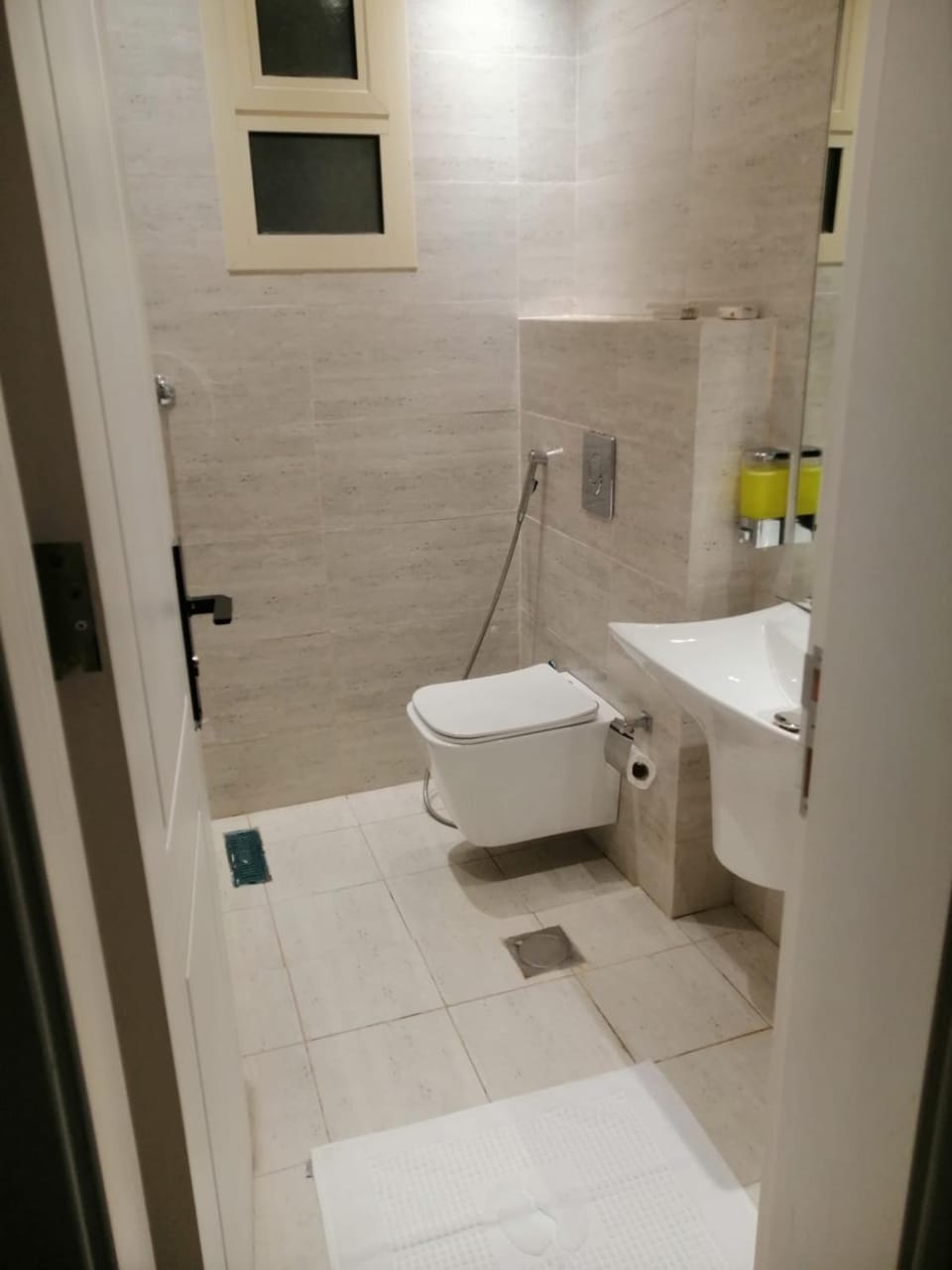 Toilet, towels