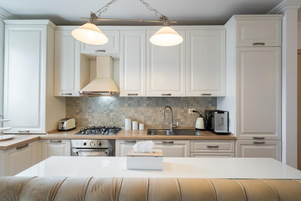 Coffee/tea facilities, Kitchen or kitchenette, oven, stove, toaster
