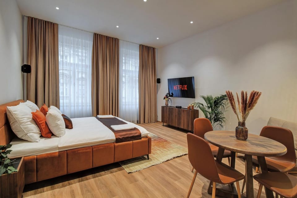 TV and multimedia, Photo of the whole room, Seating area, Bedroom