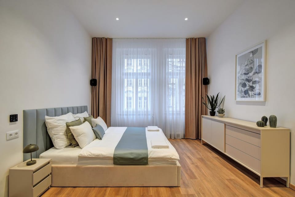 Photo of the whole room, Bedroom